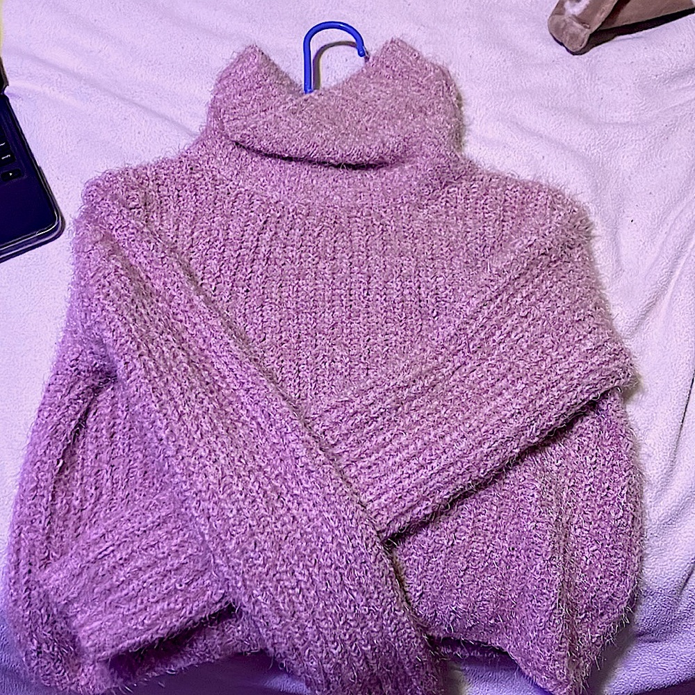 Hippe rose, fuzzy turtleneck sweatshirt brand new never worn